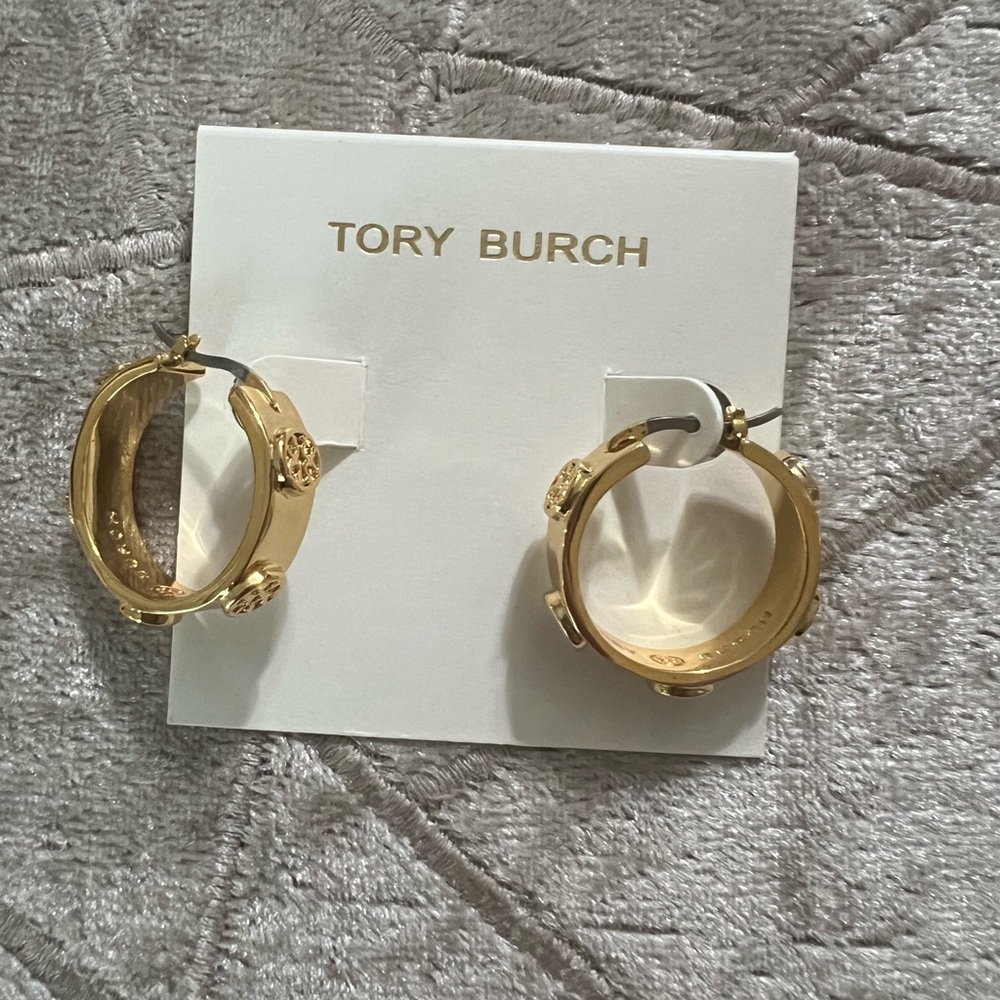 Tory Burch small miller stud huggie earring 💛